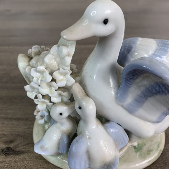 K's Collection Vintage Duck with Ducklings Porcelain Figurine Blue and White - Picture 6 of 10